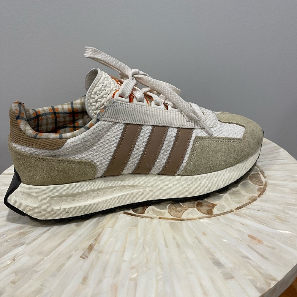 Adidas sneaker suede with brown stripes. Good condition. US 9. Unbeatable price